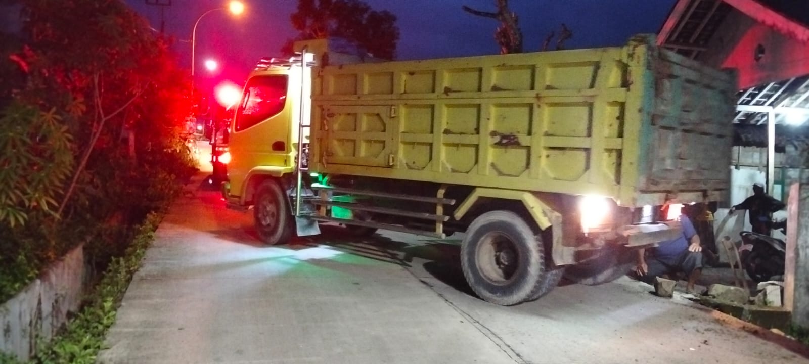 Damkarmat Bojonegoro Evakuasi Truk Terperosok di Jalan Raya Desa Sekar