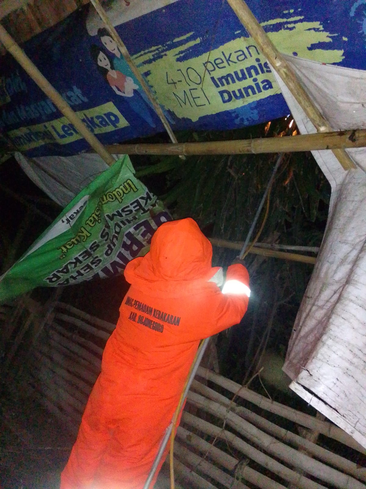 Damkarmat Bojonegoro Laksanakan Evakuasi Sarang Tawon di Desa Mejuwet, Kecamatan Sumberrejo