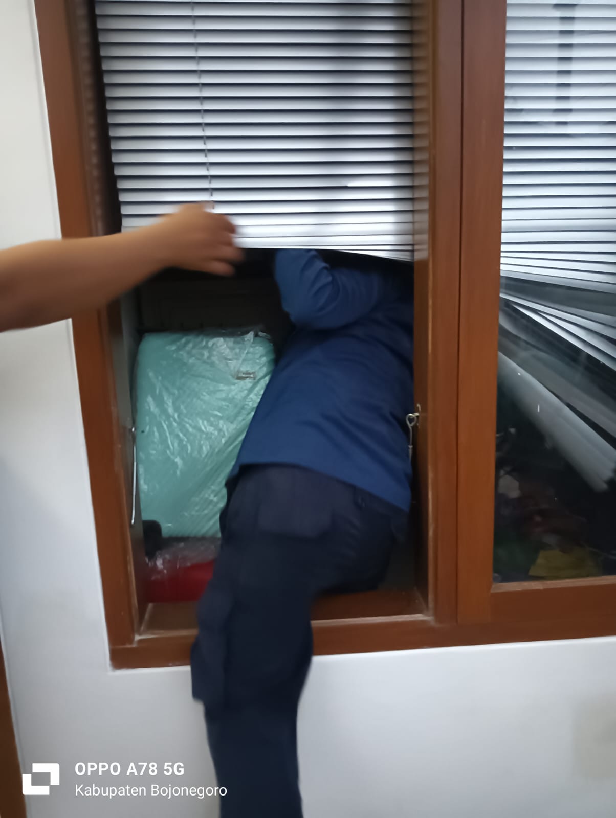 Damkarmat Bojonegoro Evakuasi Balita Terkunci di Dalam Kamar