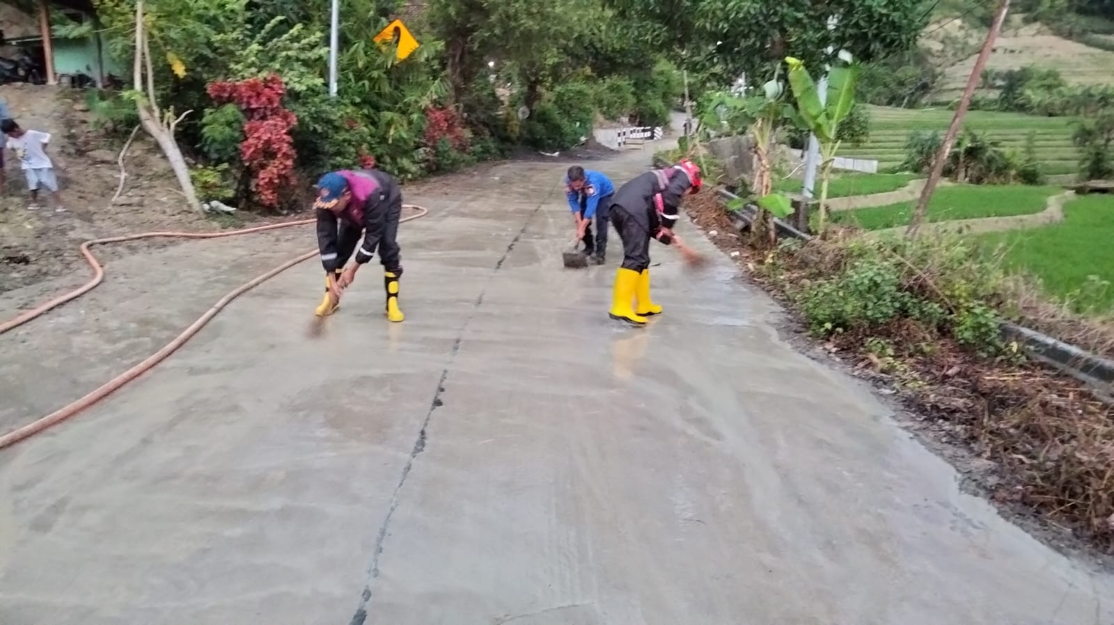 Damkarmat Bojonegoro Lakukan Penyemprotan Jalan Berlumpur di Kecamatan Sekar