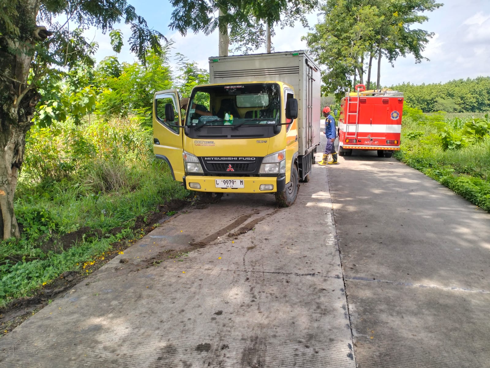 Damkarmat Bojonegoro Evakuasi Truk Terperosok di Jalan Raya Temayang–Sugihwaras