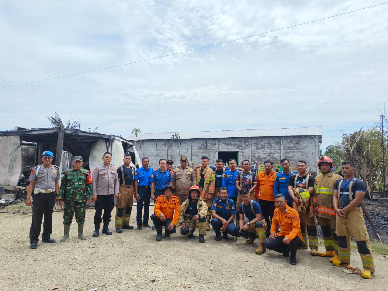 Damkarmat Bojonegoro Padamkan Kebakaran Lahan di Kecamatan Kedewan