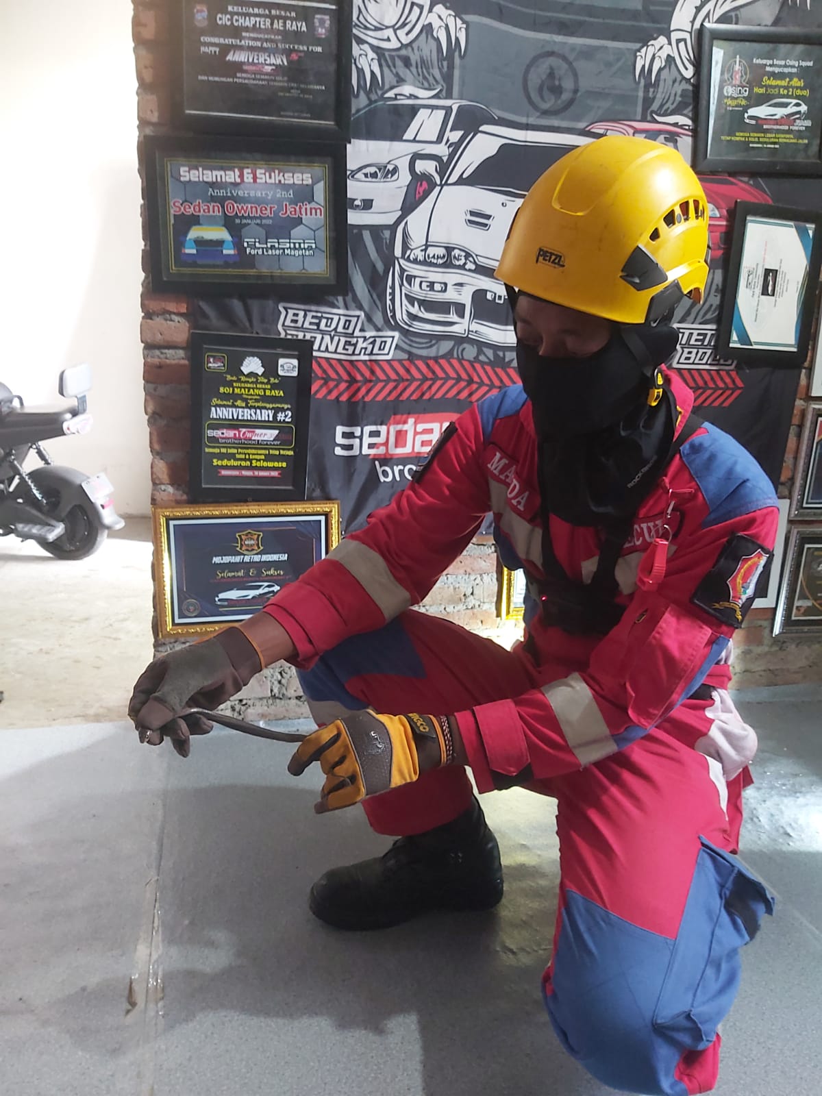 Damkarmat Bojonegoro Laksanakan Evakuasi Ular Berbisa di Kecamatan Dander