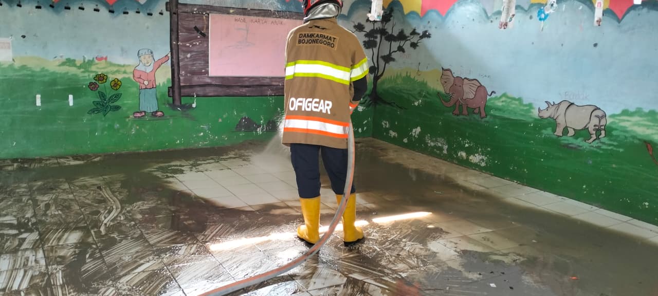 Damkarmat Bojonegoro Lakukan Penyemprotan Lumpur Pasca Hujan Deras di TK Pertiwi Ngasem