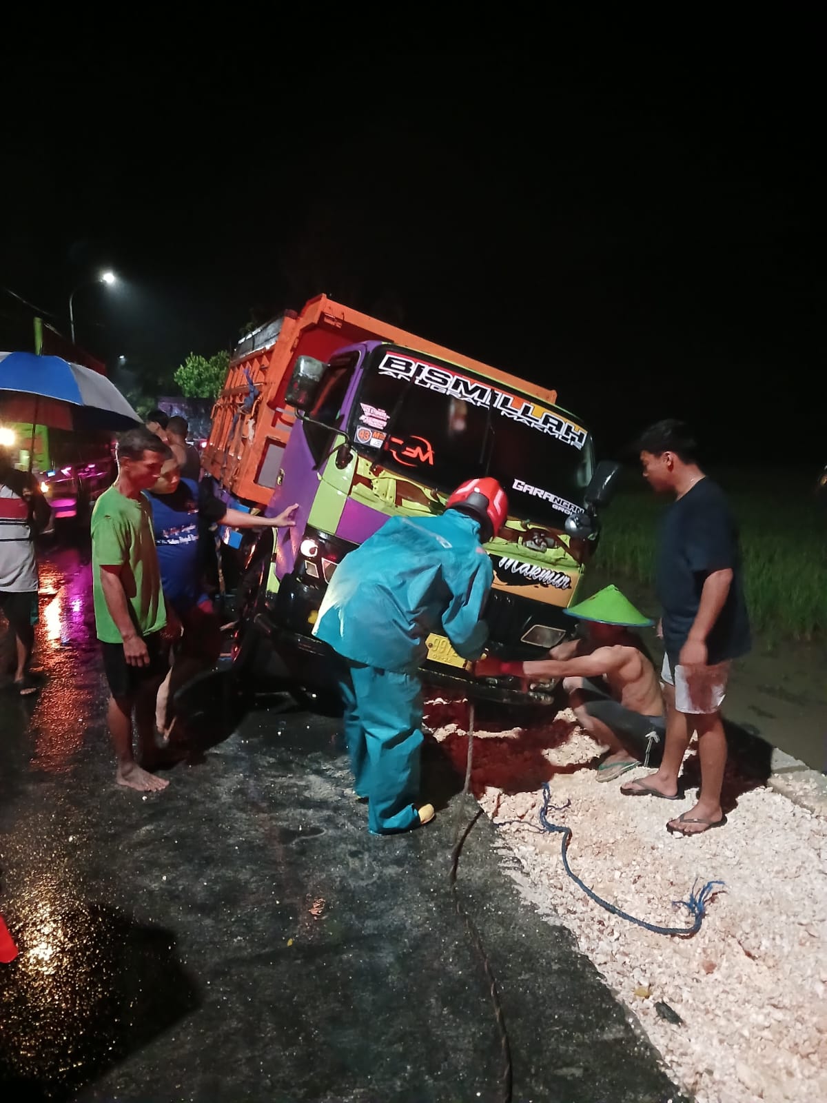 Damkarmat Bojonegoro Lakukan Evakuasi Mobil Terperosok di Kecamatan Ngraho