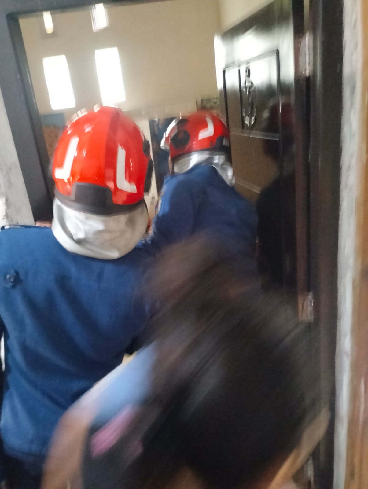 Damkarmat Bojonegoro Evakuasi Balita Terkunci di Dalam Kamar di Sumuragung