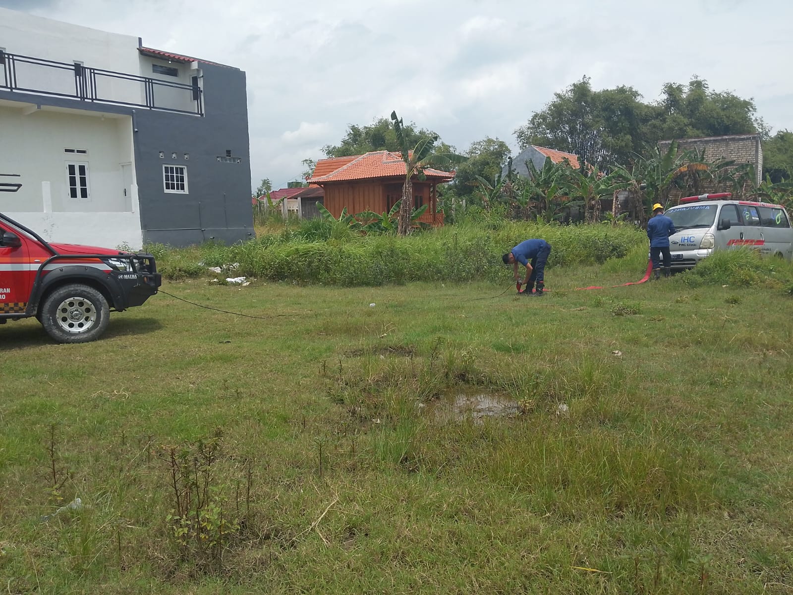 Damkarmat Bojonegoro Berhasil Evakuasi Mobil Panther dan Ambulans Terperosok di Campurejo