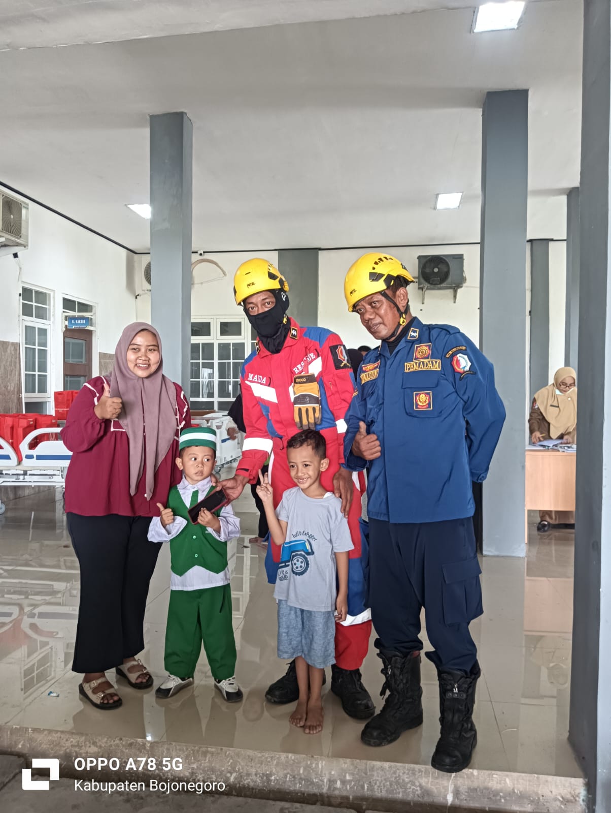 Damkarmat Bojonegoro Bantu Evakuasi Telepon Genggam Warga yang Tercebur di Saluran Air