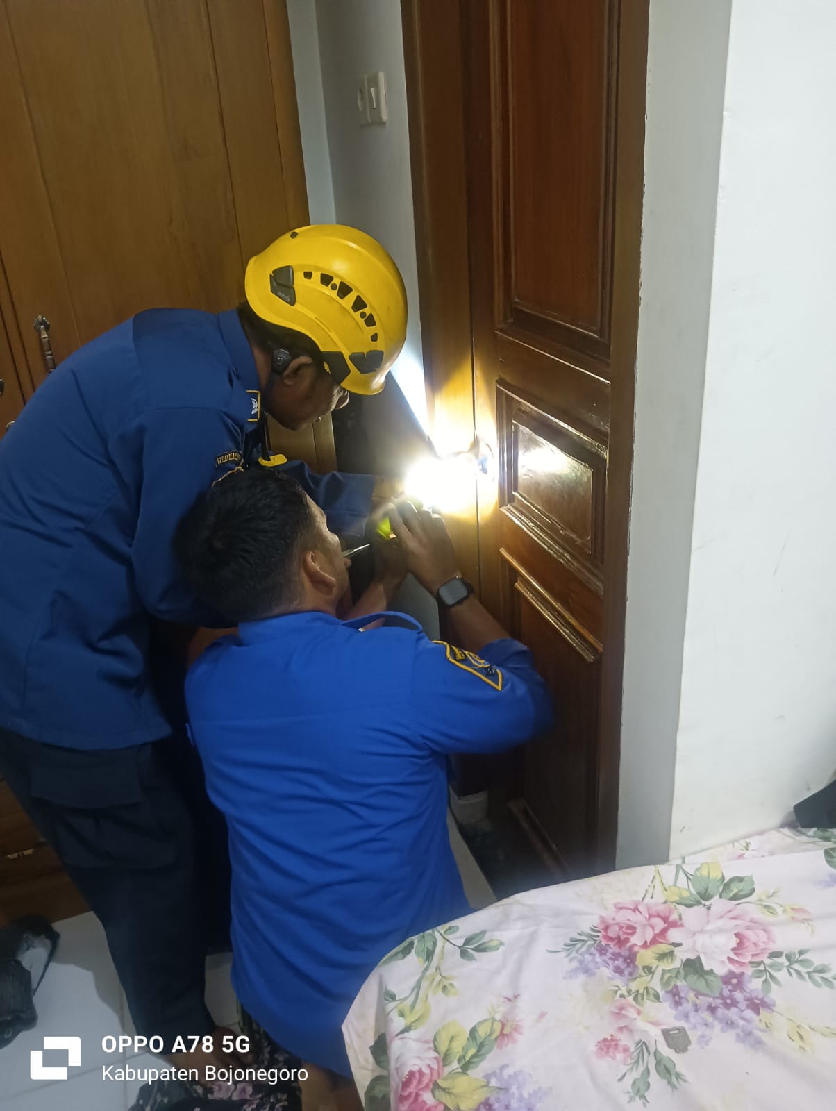 Damkarmat Bojonegoro Tangani Aduan Kunci Kamar Mandi Putus di Kecamatan Bojonegoro