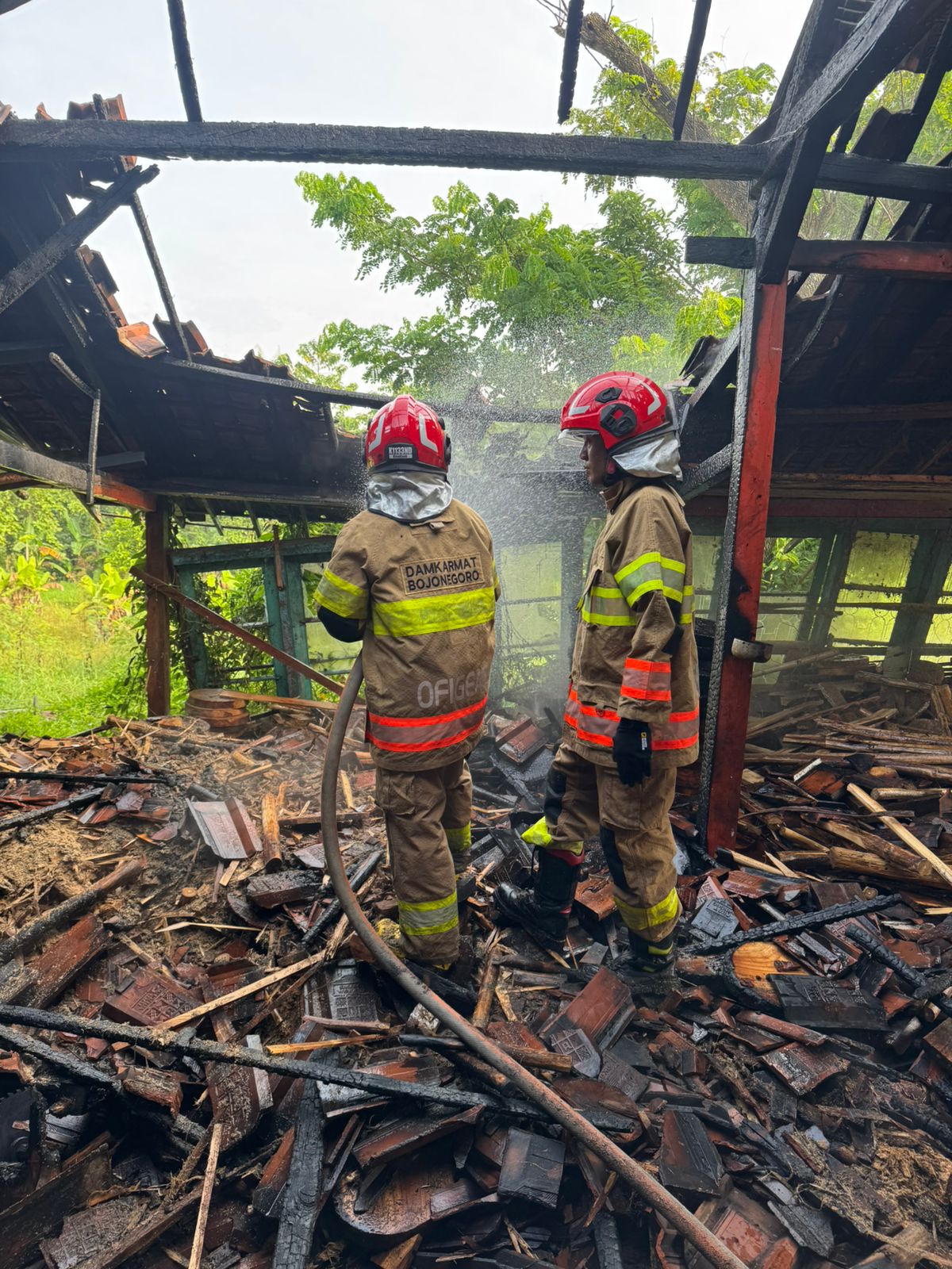 Damkarmat Bojonegoro Berhasil Padamkan Kebakaran Gudang Kayu di Desa Bancer