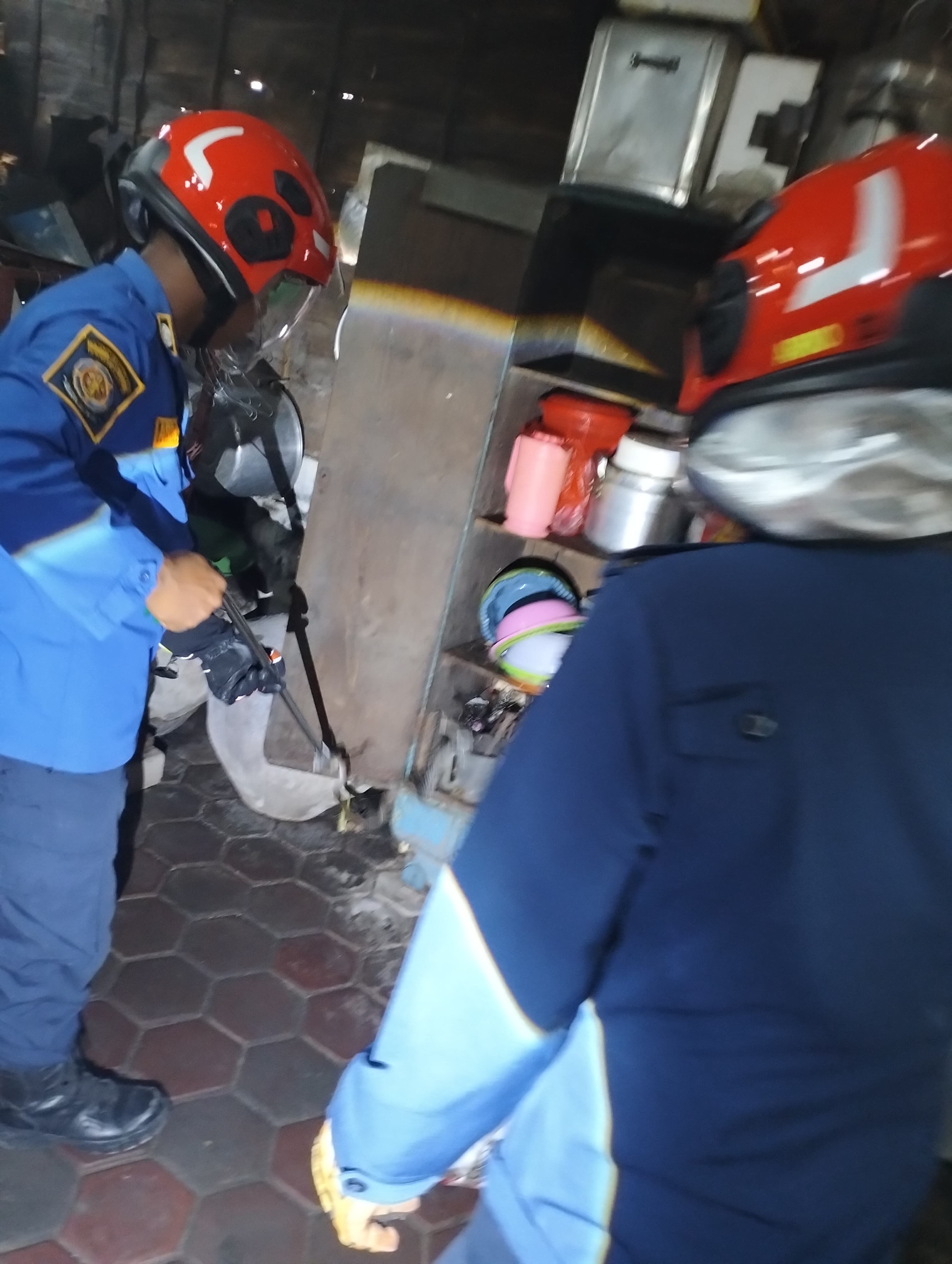 Damkarmat Bojonegoro Lakukan Evakuasi Ular di Permukiman Warga Kecamatan Ngasem