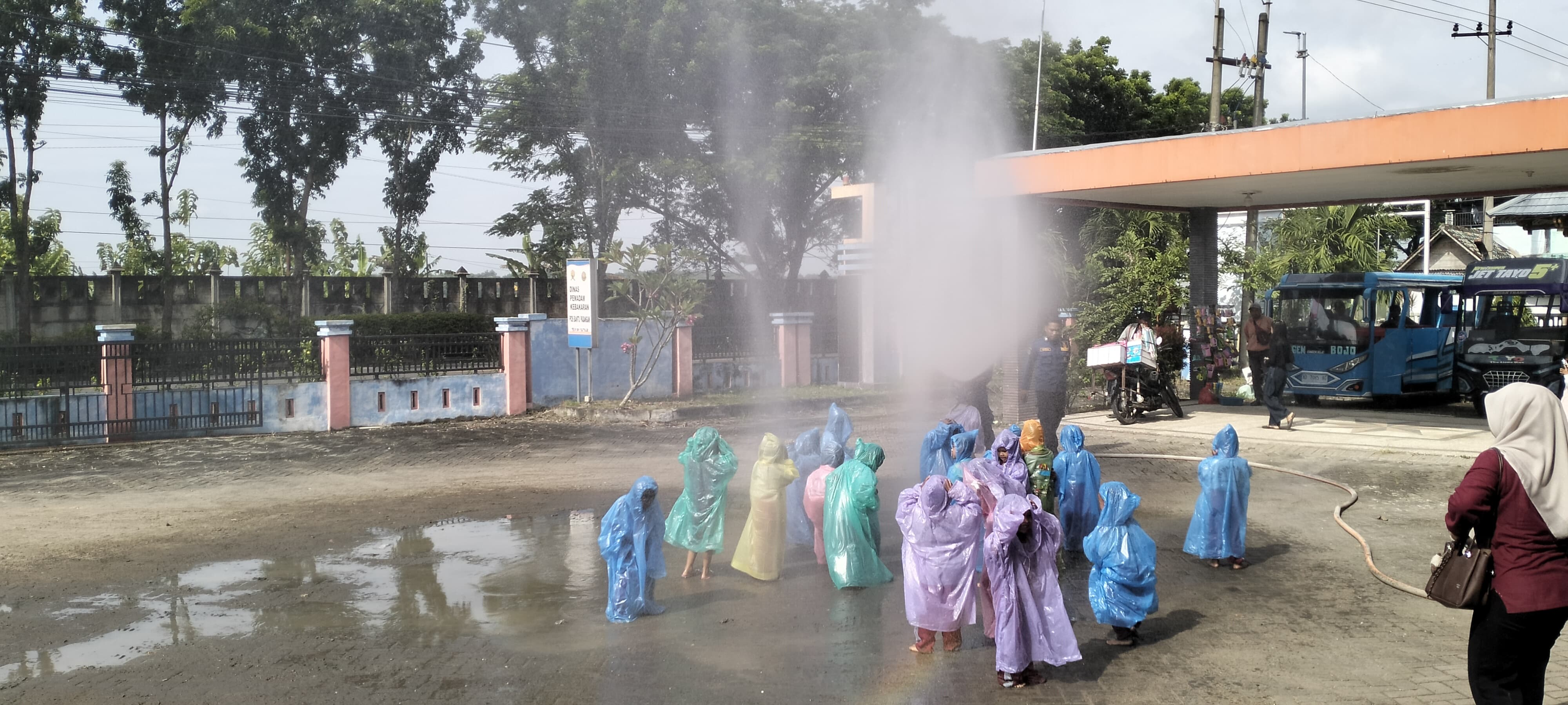 Damkarmat Bojonegoro Berikan Edukasi Pencegahan Kebakaran kepada Siswa TK Insan Mulia Tambakrejo
