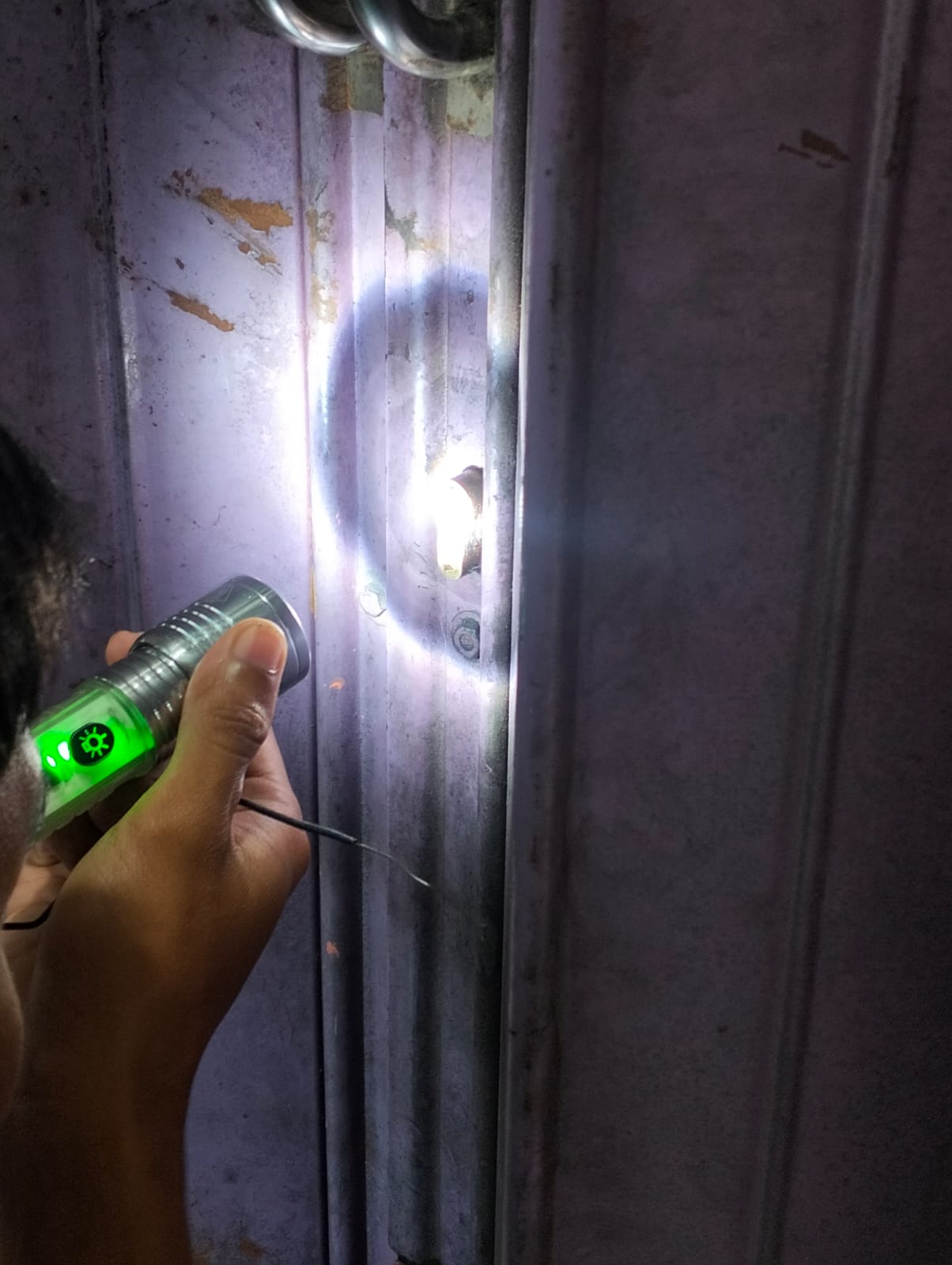 Damkarmat Bojonegoro Tangani Aduan Pintu Tidak Dapat Dibuka di Kecamatan Sumberrejo