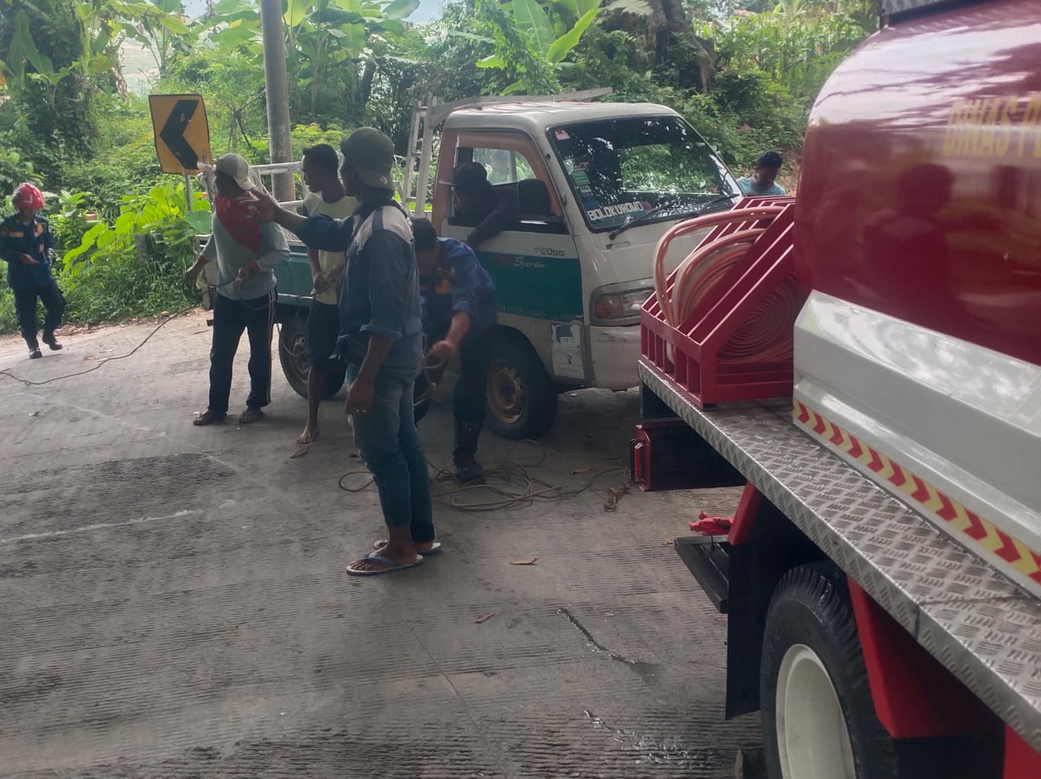 Damkarmat Bojonegoro Evakuasi Kendaraan Terperosok di Kecamatan Sekar