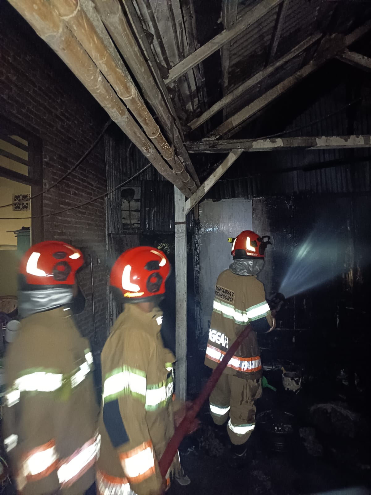 Damkarmat Bojonegoro Tangani Kebakaran Dapur di Kelurahan Banjarejo