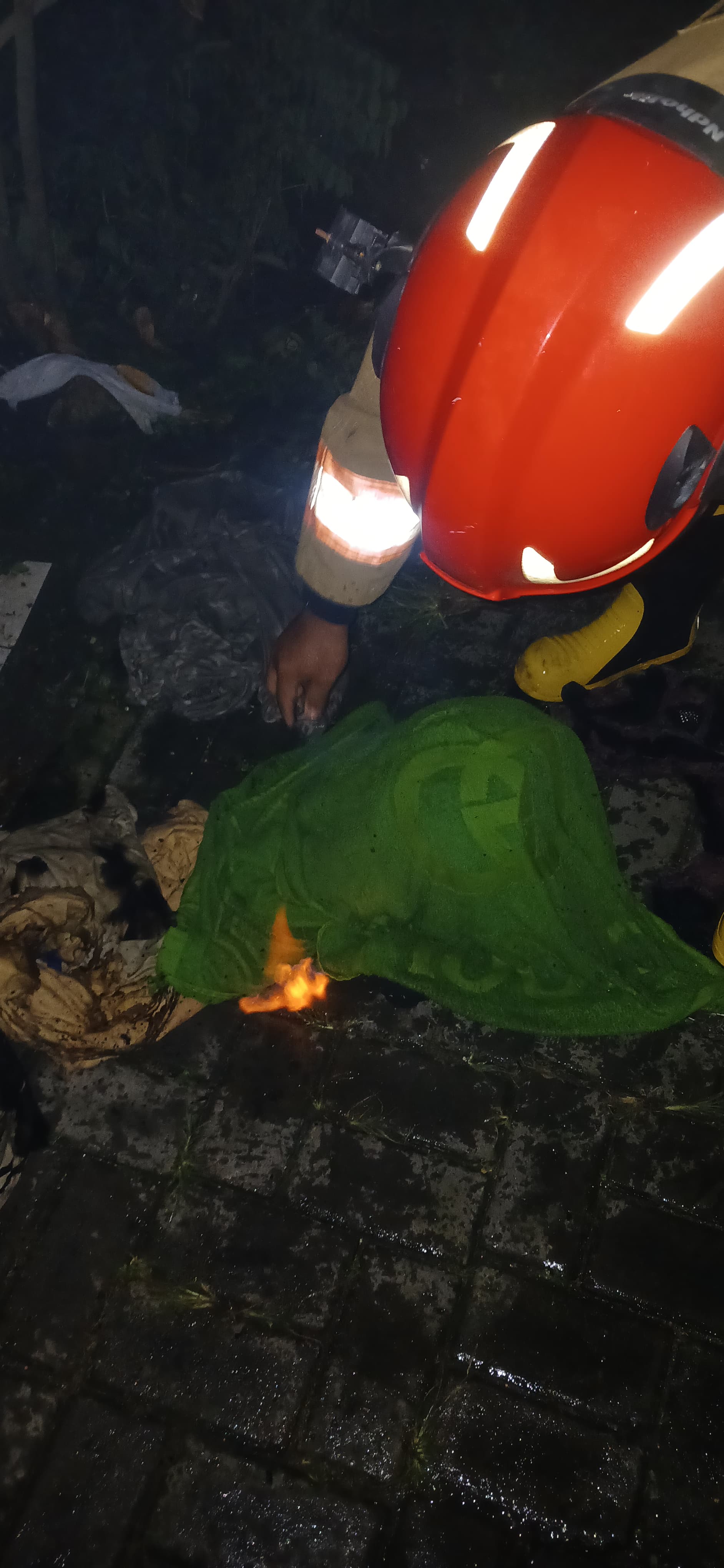 Damkarmat Pos Baureno Tangani Kebakaran Kompor Gas Elpiji di Desa Bumiayu