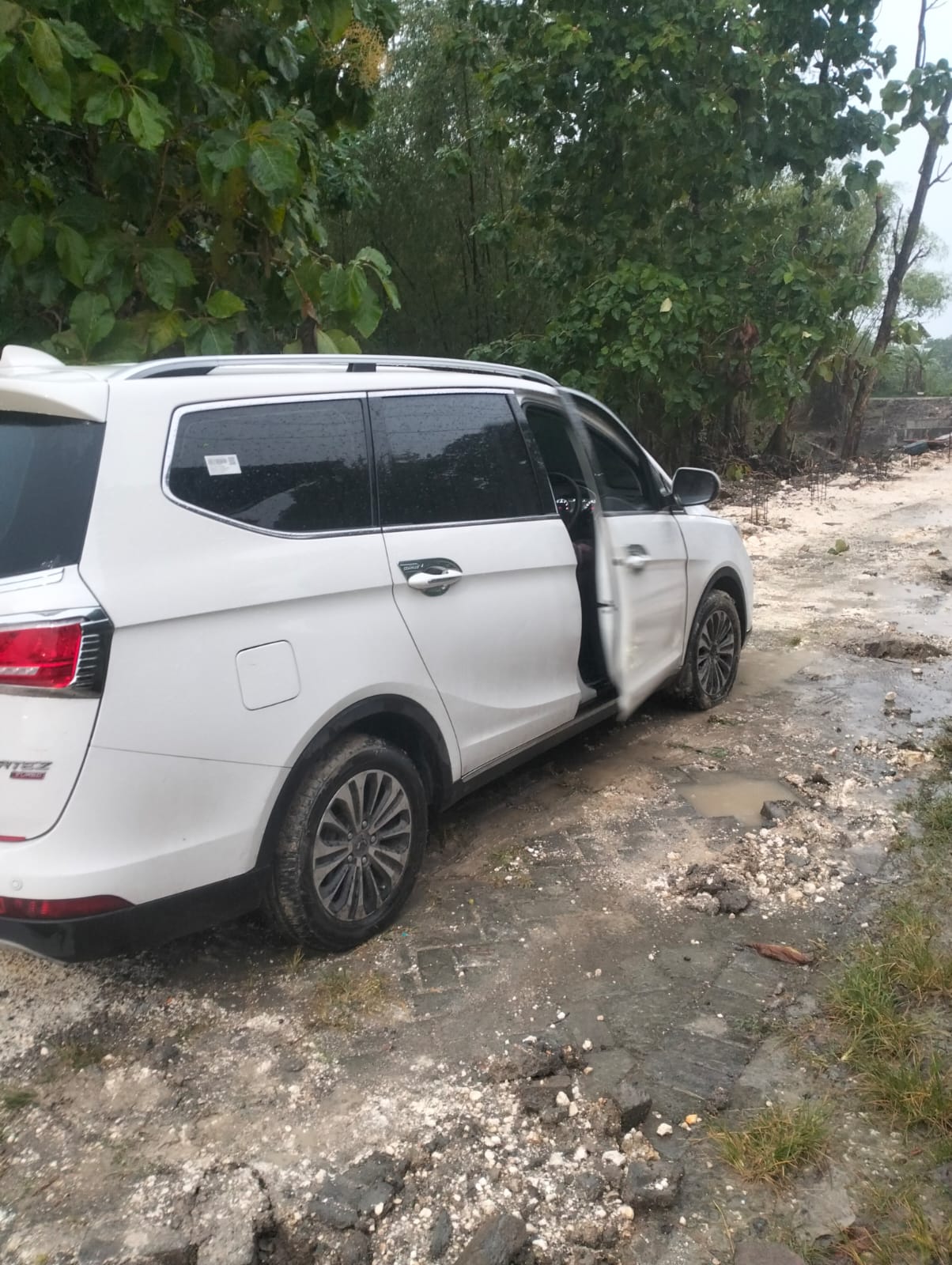 Damkarmat Pos Sumberrejo Evakuasi Mobil Terperosok di Desa Sumuragung