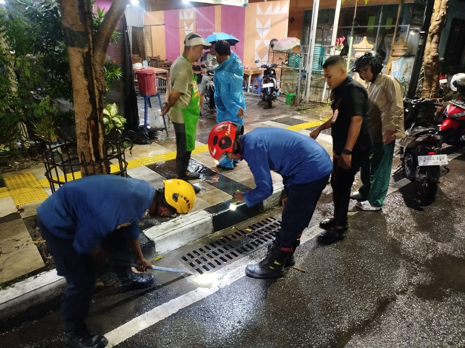Damkarmat Pos Kota Lakukan Evakuasi Kunci Rumah yang Terjatuh ke Gorong-Gorong