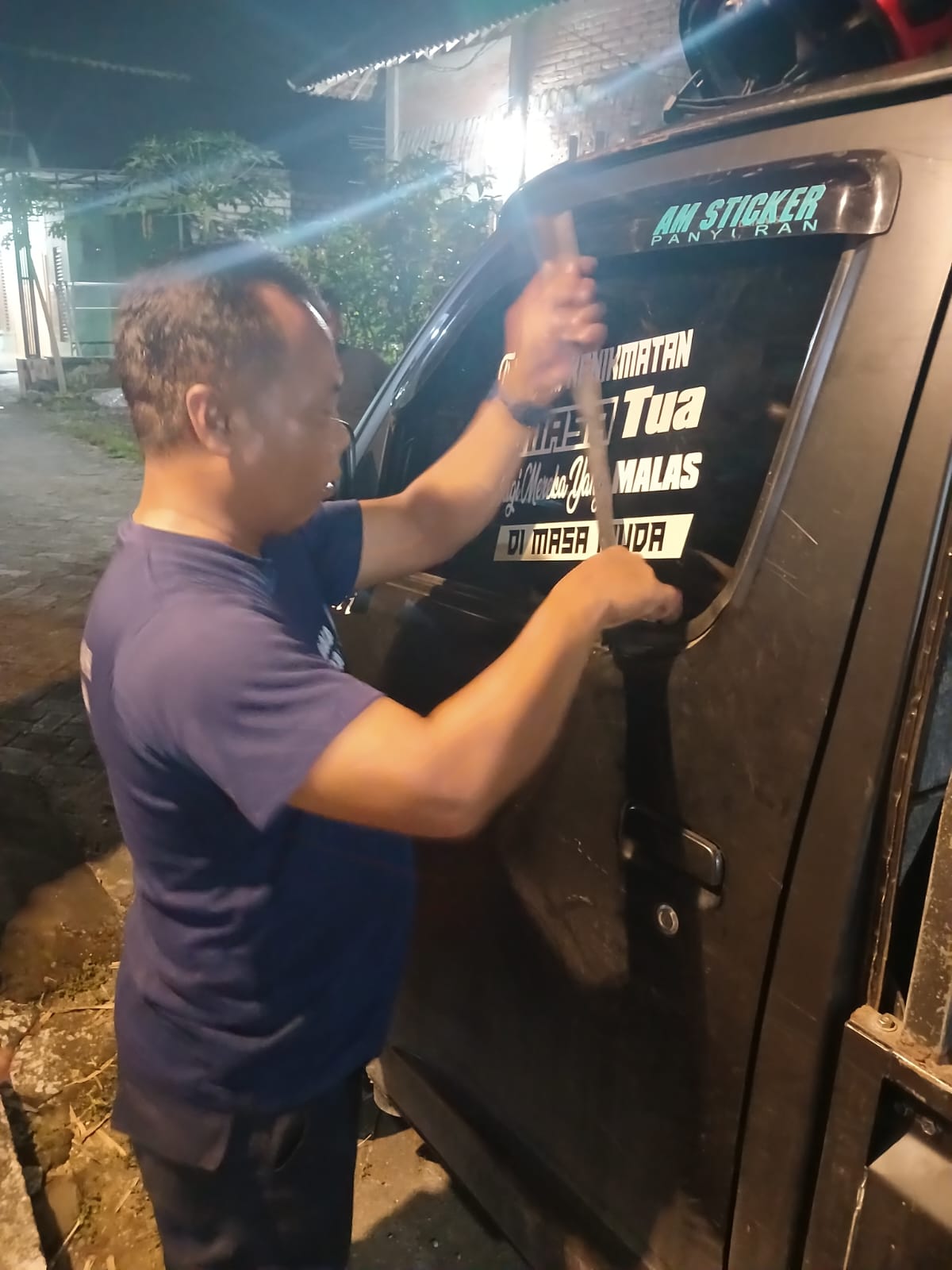 Damkarmat Pos Kedungadem Evakuasi Kunci Tertinggal di Dalam Kendaraan