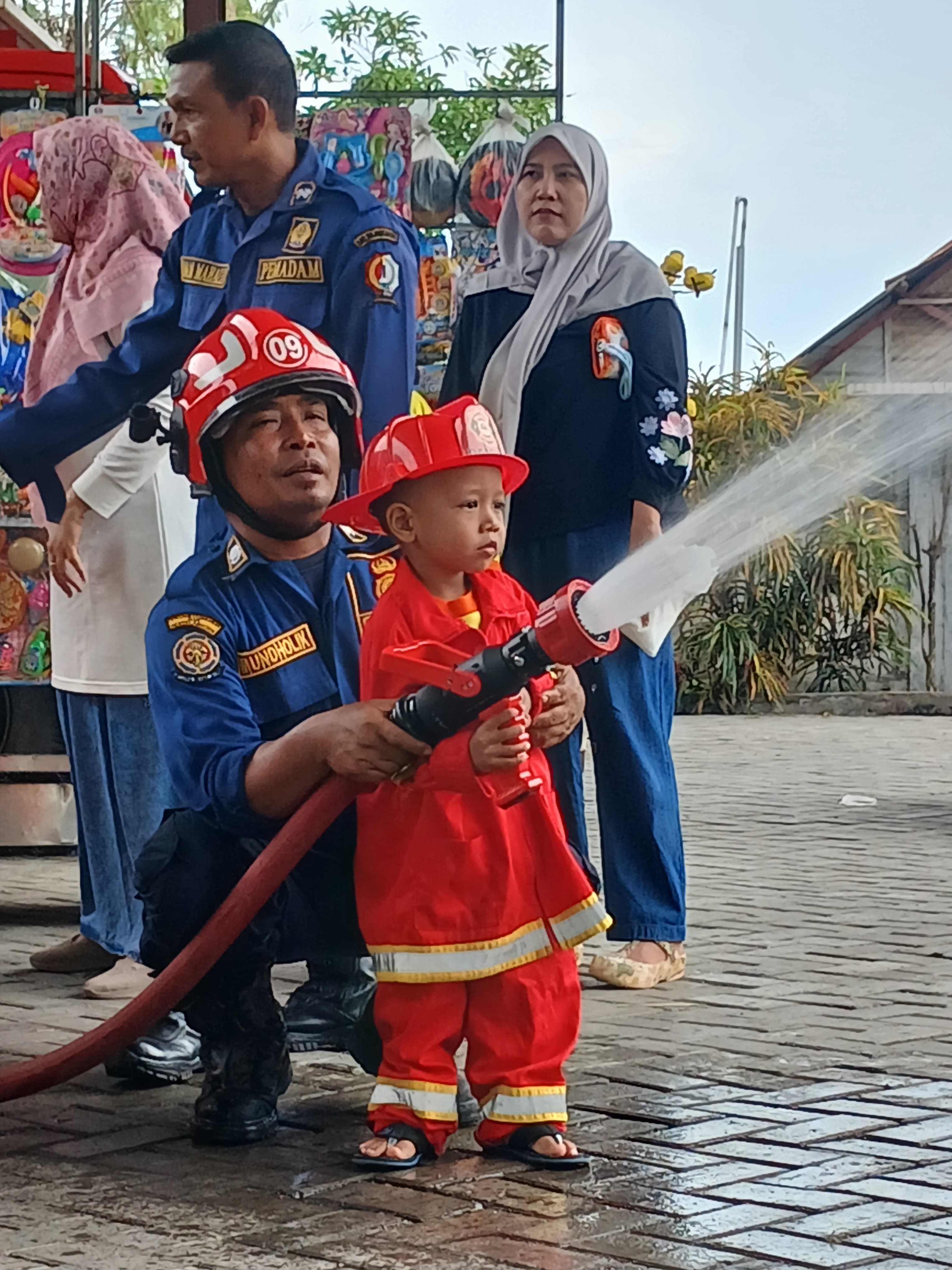 Damkarmat Pos Baureno Gelar Kunjungan Edukasi Kebakaran untuk Siswa KB AT Thufaily Darul Ulum