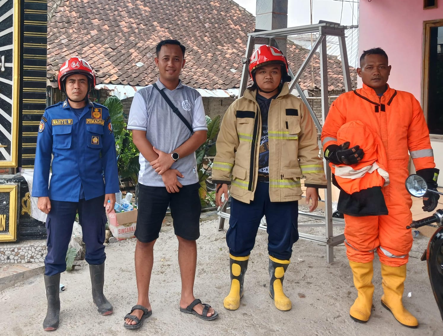 Damkarmat Pos Baureno Tangani Sarang Tawon di Desa Sraturejo