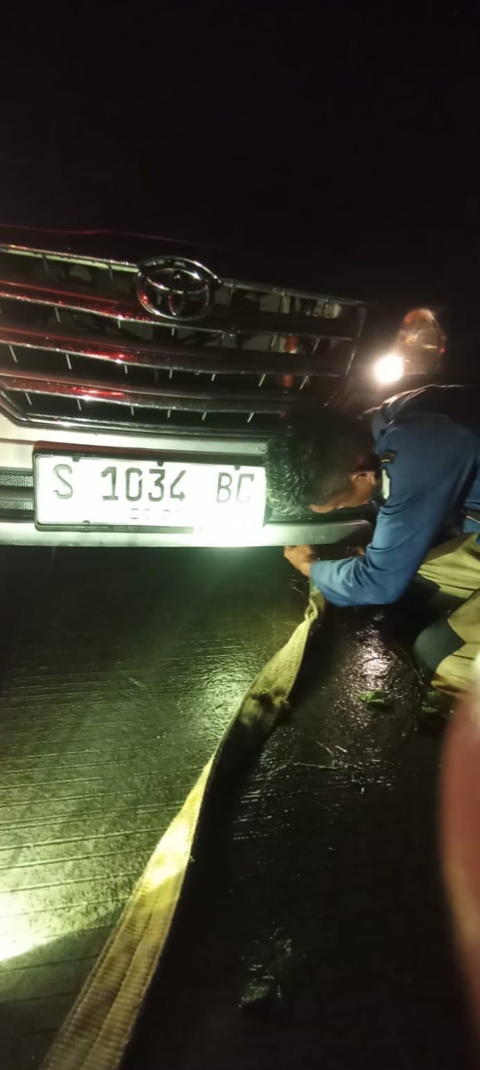 Damkarmat Pos Temayang Evakuasi Mobil Terperosok di Jalan Raya Temayang–Sugihwaras