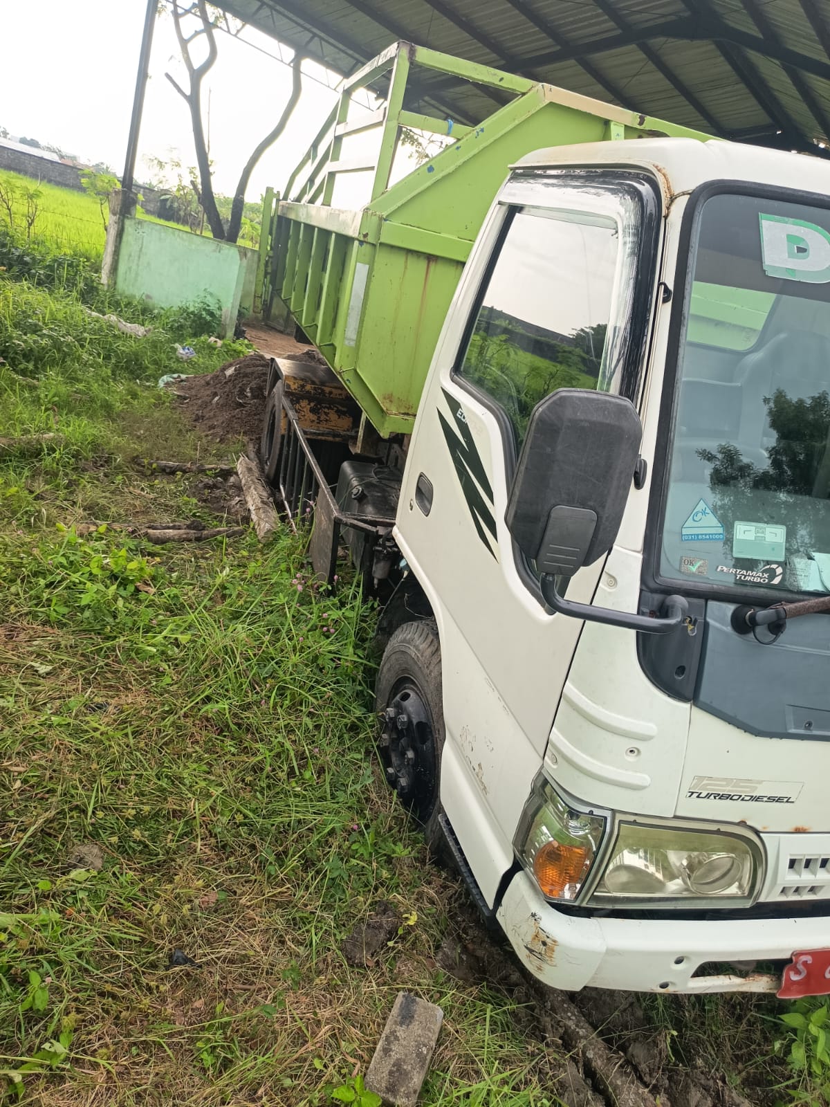 Damkarmat Pos Padangan Evakuasi Mobil Terperosok di Desa Kuncen