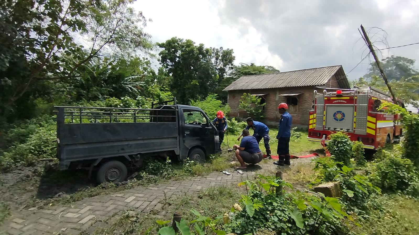 Damkarmat Pos Kota Evakuasi Truk Terperosok di Desa Sukowati