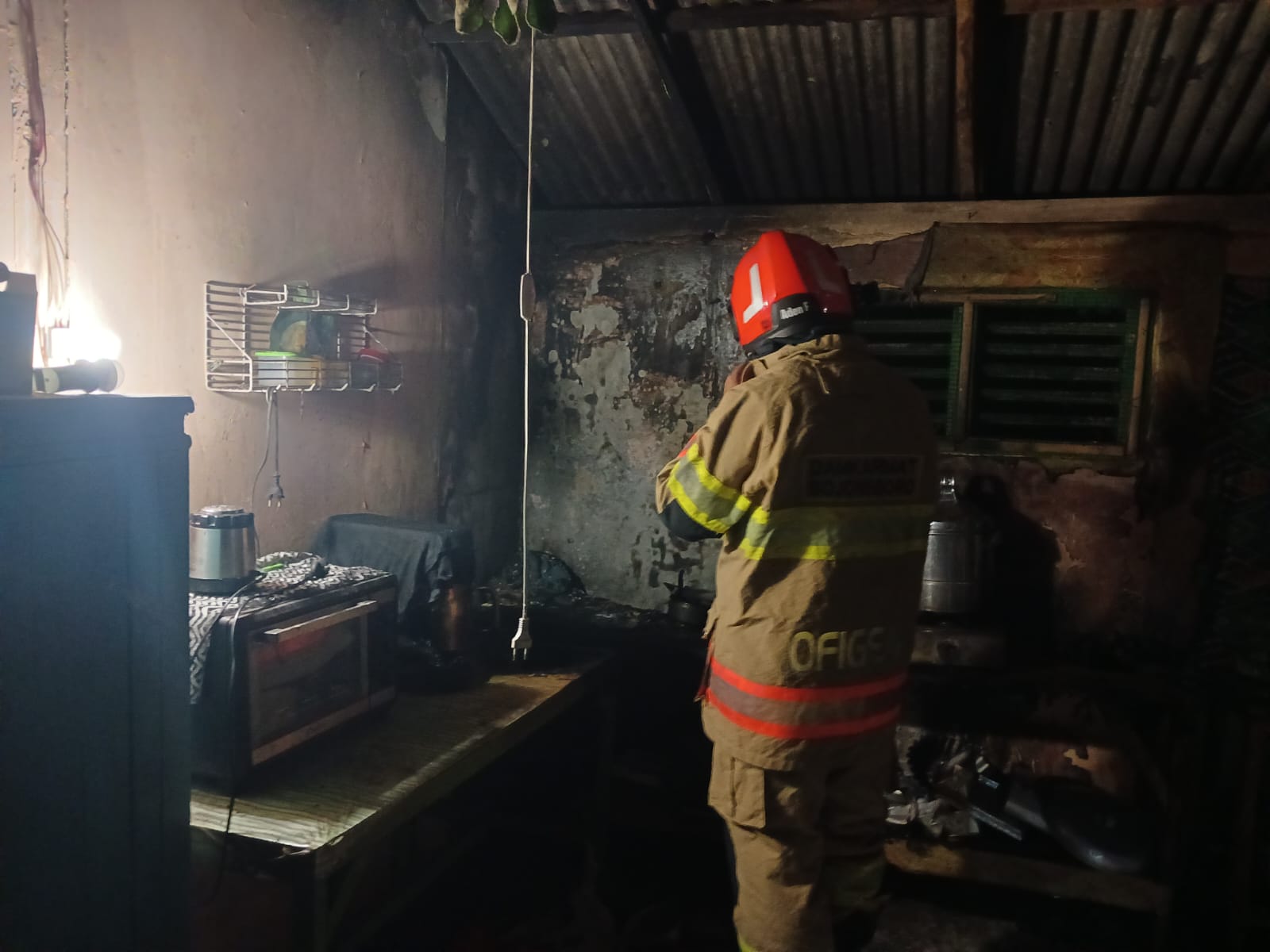 Damkarmat Pos Kedungadem Tangani Kebakaran Tabung LPG di Desa Kedungadem