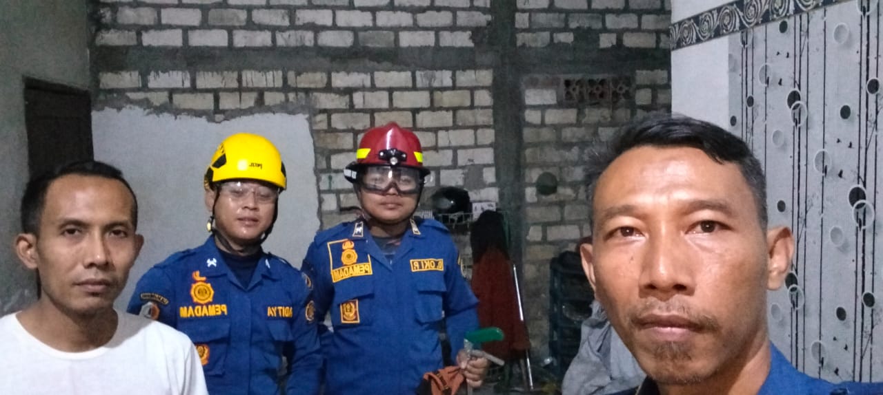 Damkarmat Pos Kota Evakuasi Ular Kobra di Kelurahan Kabunan