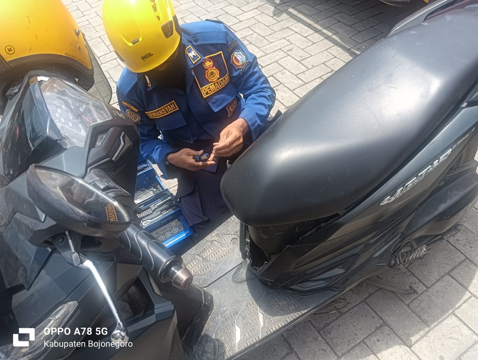 Damkarmat Pos Kota Bantu Evakuasi Kunci Tertinggal di Jok Sepeda Motor