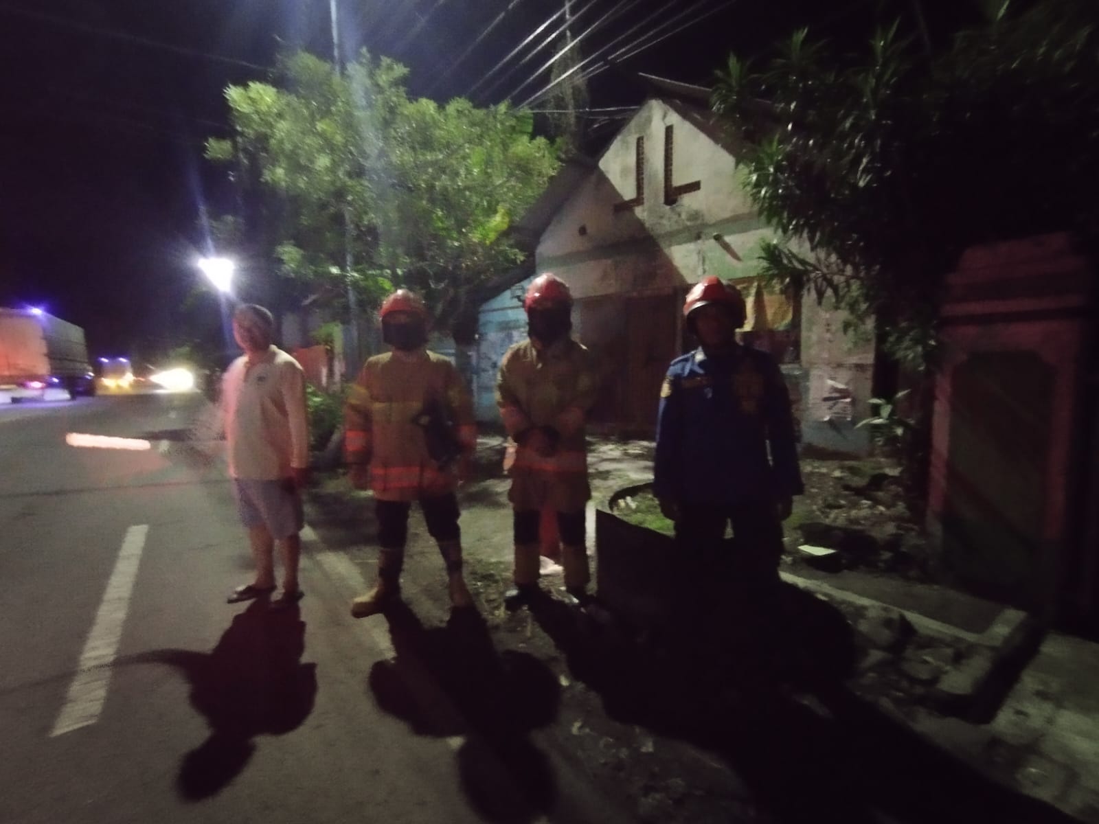 Damkarmat Pos Kota Tangani Kebakaran Kabel Listrik Tegangan Tinggi di Jalan Veteran