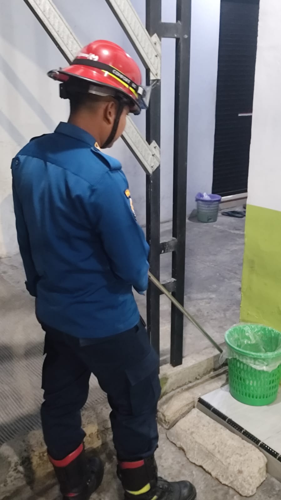 Damkarmat Pos Kota Evakuasi Ular Piton di Kios Terminal Rajekwesi