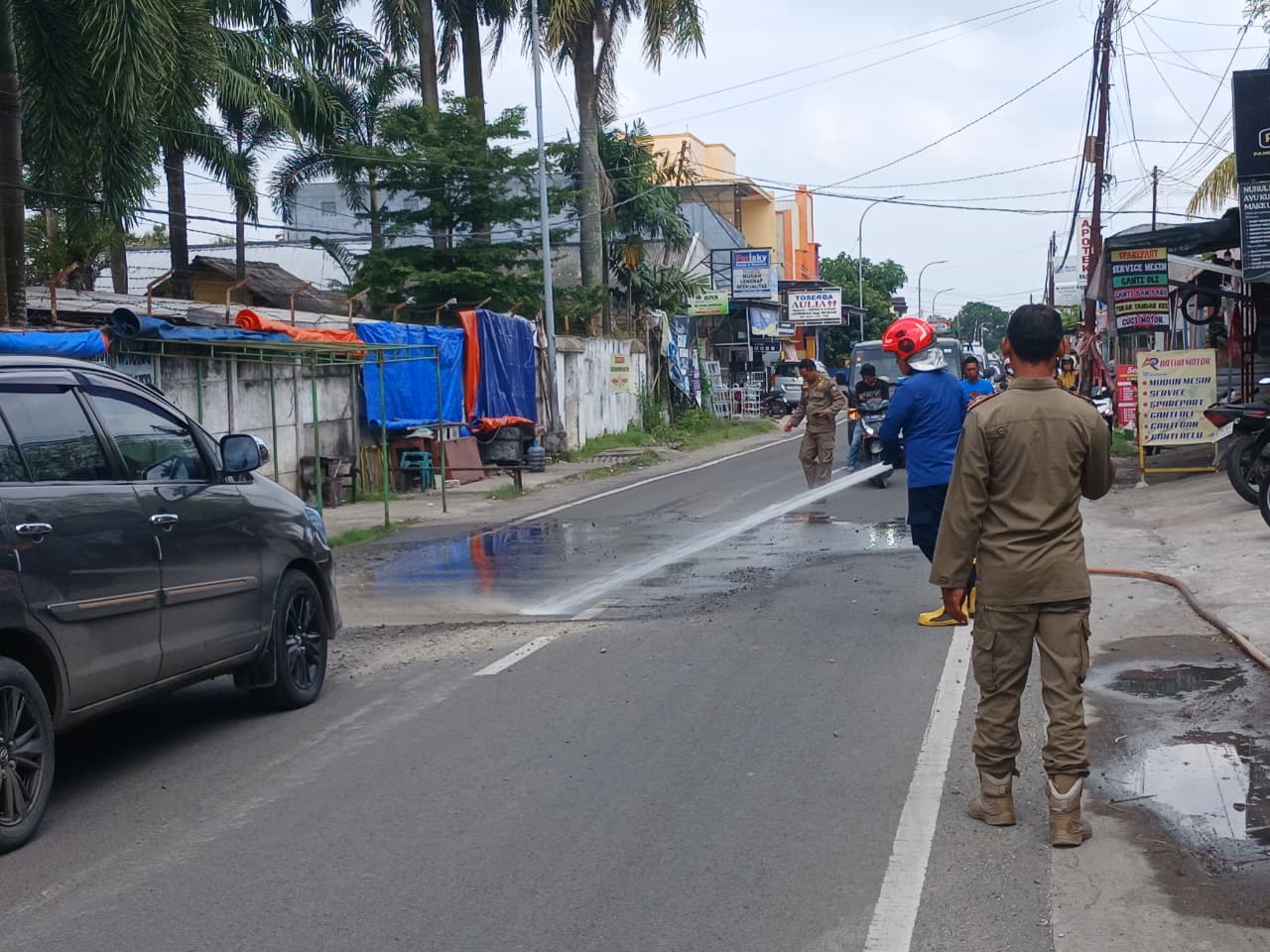 Damkarmat Pos Baureno Laksanakan Penyemprotan Tumpahan Cor di Jalan Ahmad Yani