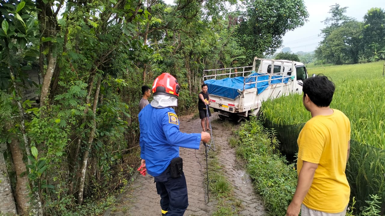 Damkarmat Bojonegoro Evakuasi Truk Terperosok di Desa Butoh