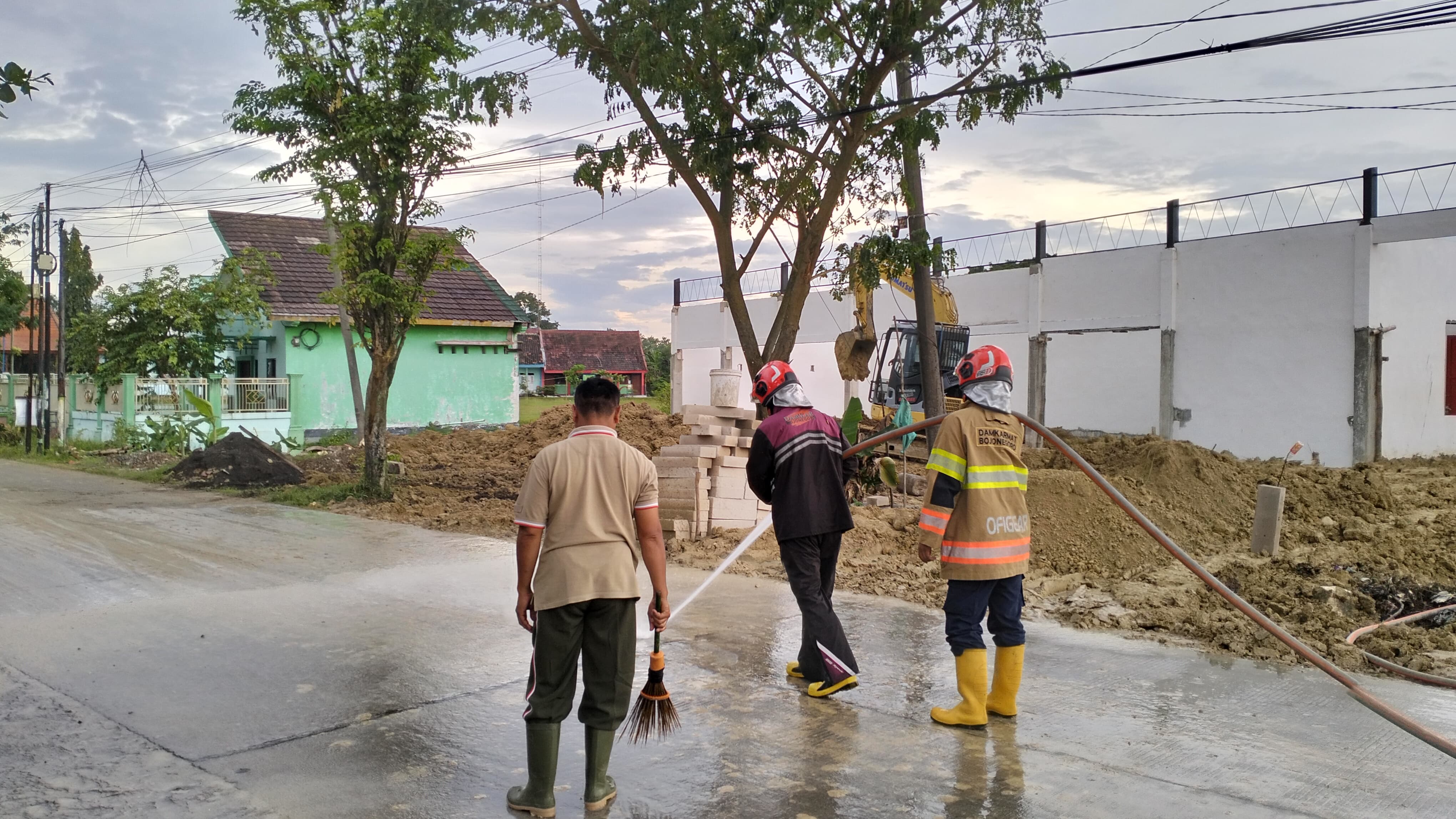Damkarmat Bojonegoro Laksanakan Penyemprotan Lumpur di Ruas Kalitidu–Ngasem