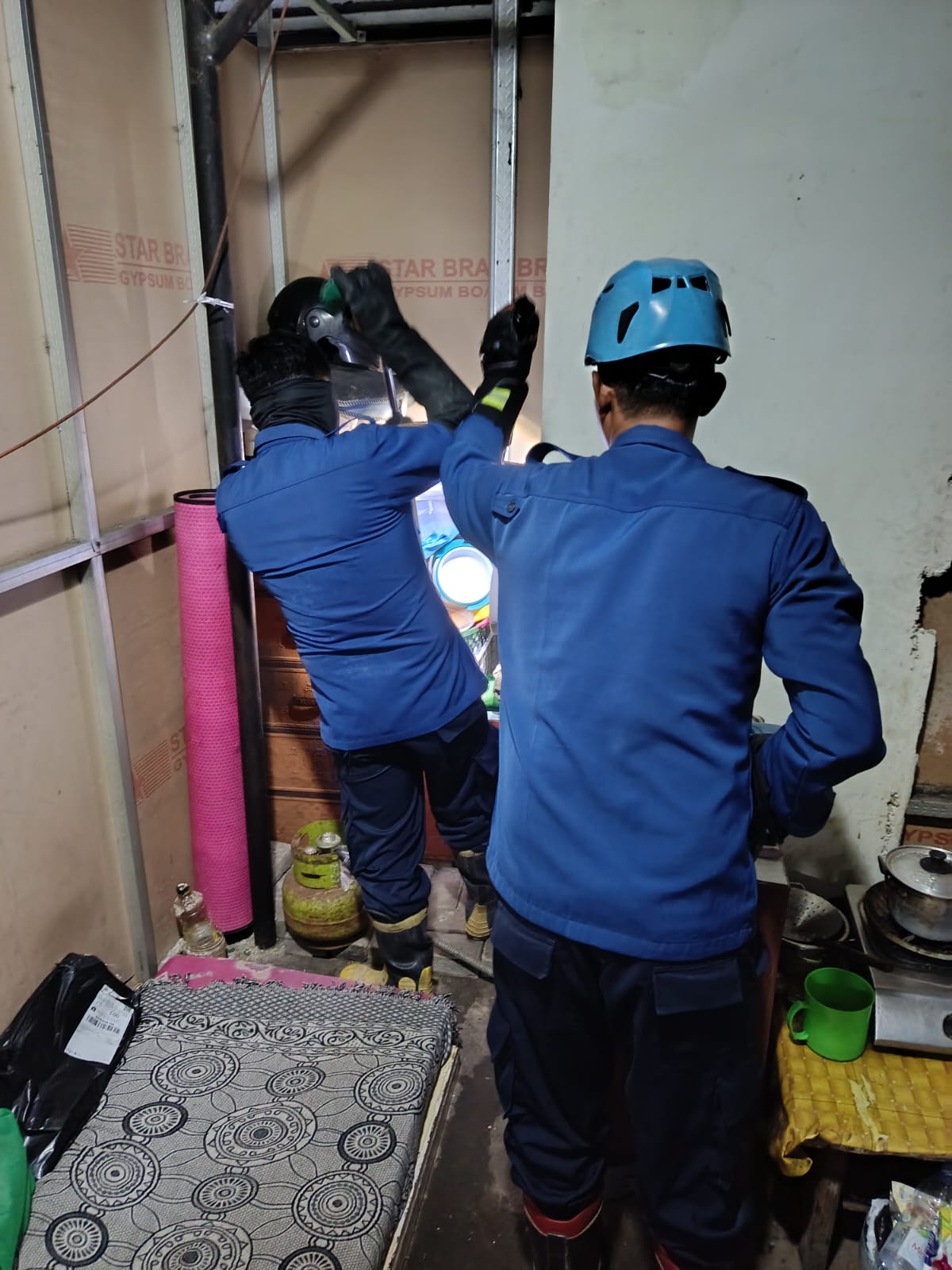 Damkarmat Bojonegoro Evakuasi Ular Piton di Area Kantin Fasilitas Kesehatan