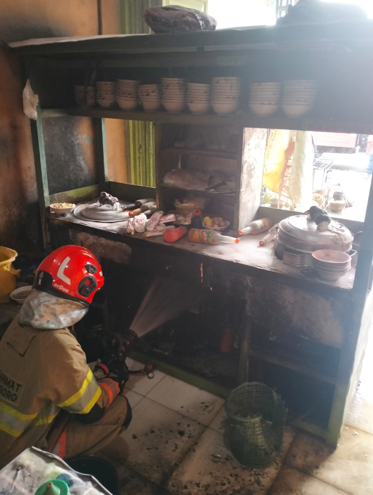 Damkarmat Bojonegoro Tangani Kebakaran Tabung LPG di Desa Pohwates