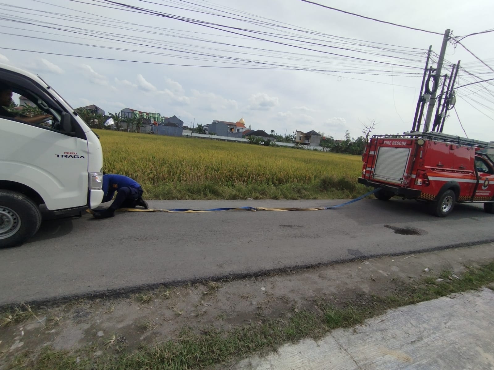 Damkarmat Bojonegoro Evakuasi Mobil Terperosok di Jalan Sunan Kalijogo