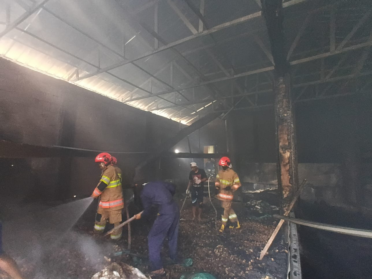 Damkarmat Bojonegoro Padamkan Kebakaran Tumpukan Bonggol Jagung di Gudang PT TRK