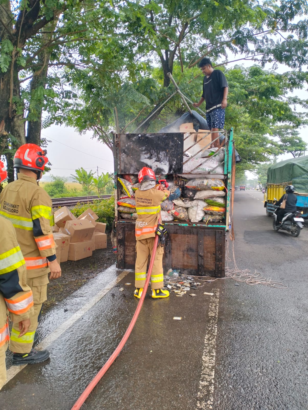 Damkarmat Bojonegoro Padamkan Kebakaran Muatan Truk di Depan Pasar Hewan Balen