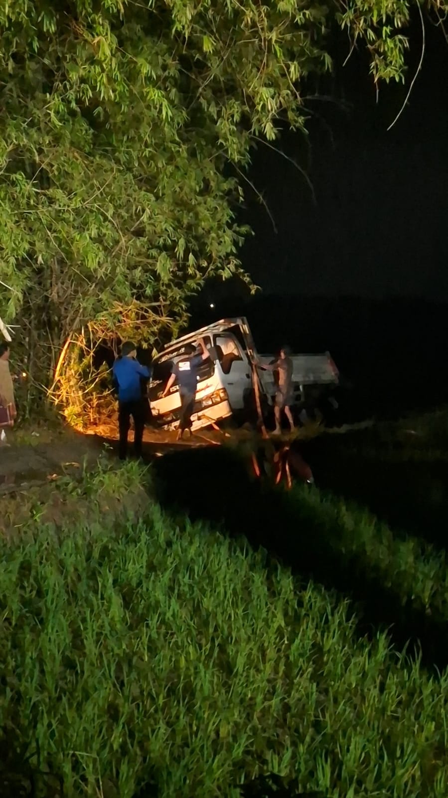 Damkarmat Bojonegoro Evakuasi Truk Terperosok di Jalan Cangakan Kanor