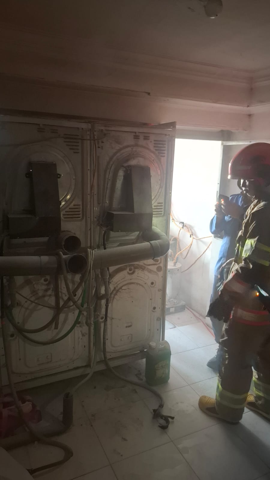 Damkarmat Bojonegoro Tangani Kebakaran Mesin Cuci di Usaha Laundry Sumberrejo