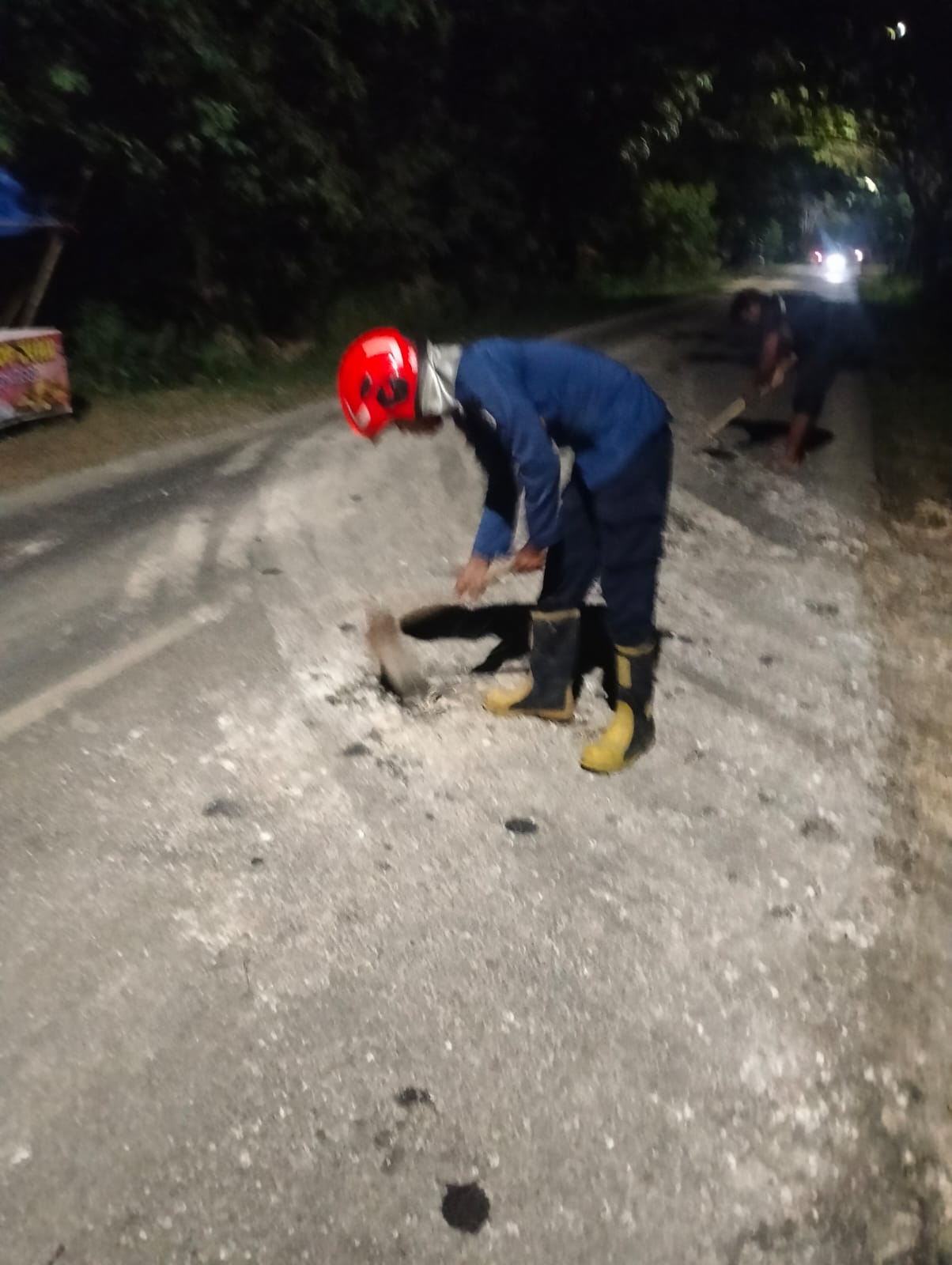 Damkarmat Bojonegoro Lakukan Penyemprotan Lumpur di Jalan PUK Sumberrejo–Kedungadem