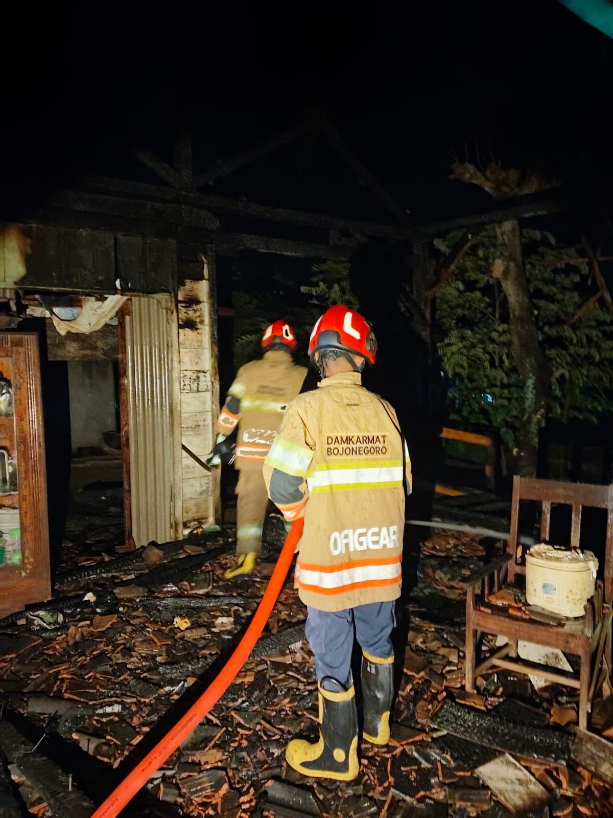 Damkar Bojonegoro Tangani Kebakaran Rumah Kayu di Desa Kedewan