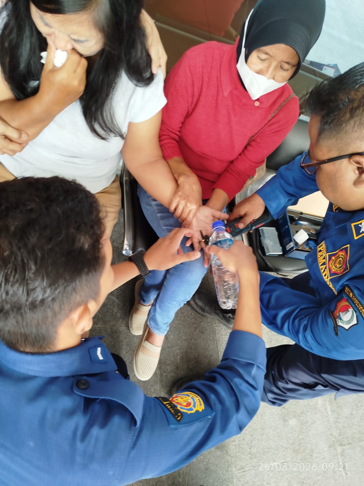 Damkarmat Bojonegoro Berhasil Evakuasi Cincin yang Tersangkut di Jari Warga