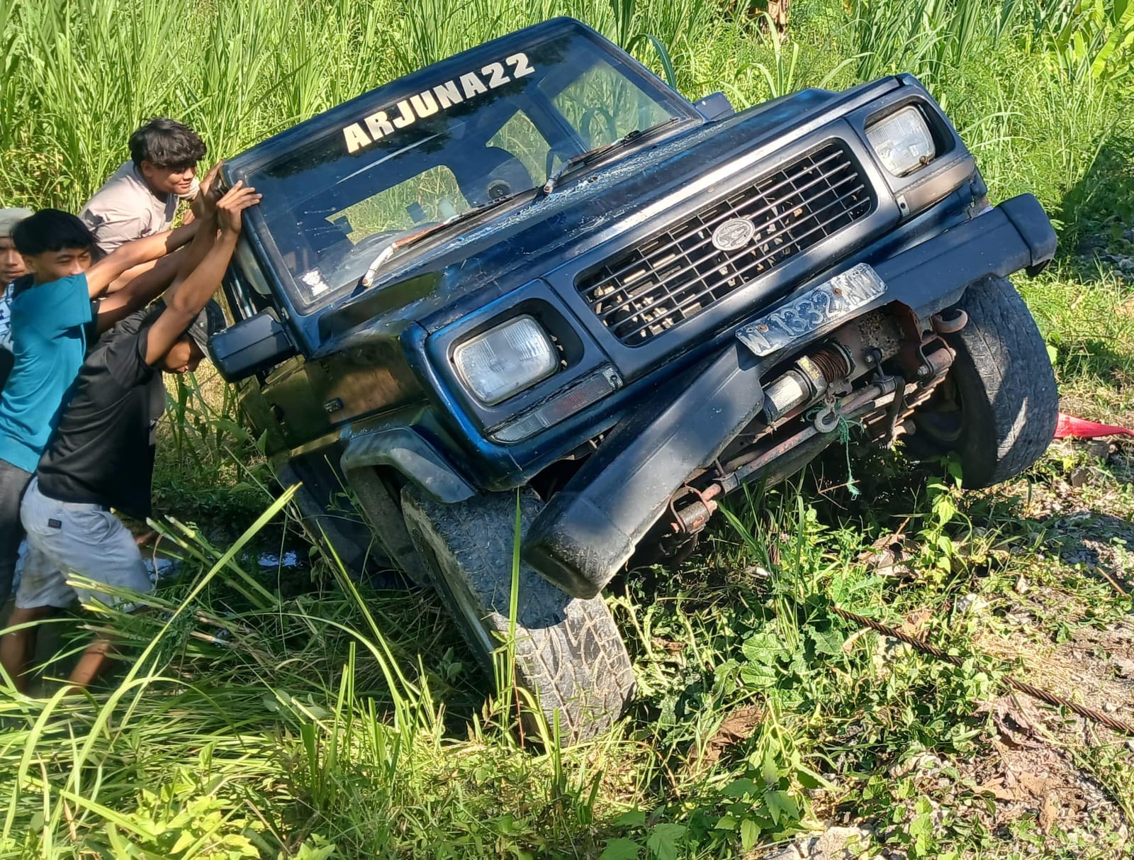Damkarmat Bojonegoro Evakuasi Mobil Terperosok di Wilayah Ngambon