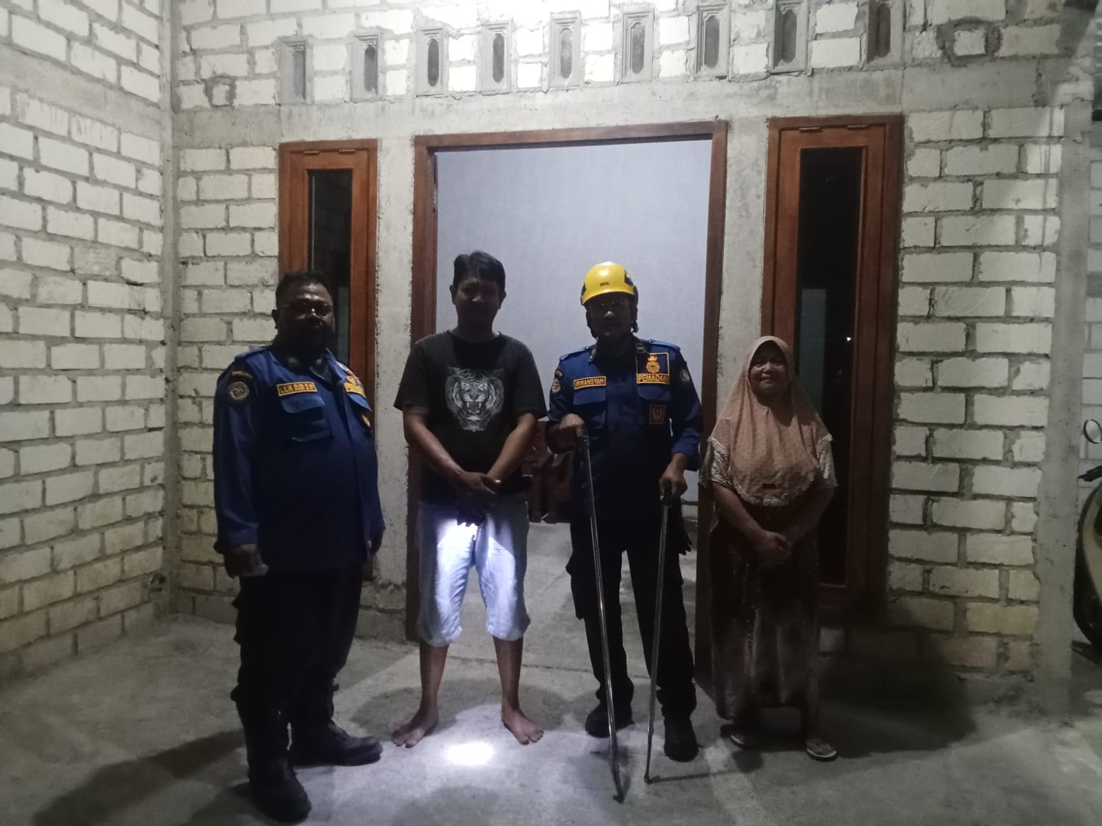 Damkarmat Bojonegoro Evakuasi Ular Kobra di Permukiman Warga Kapas