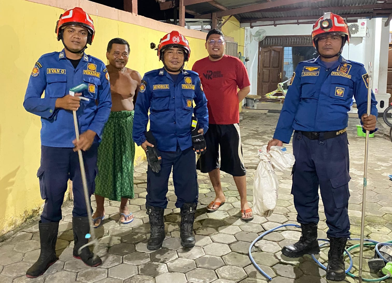 Damkarmat Bojonegoro Evakuasi Ular Kobra Jawa di Permukiman Warga Kepohbaru