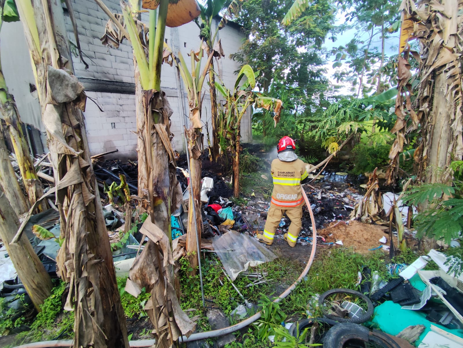 Kebakaran Tumpukan Kabel Bekas di Blongsong Berhasil Dikendalikan, Aset Rongsok Terselamatkan